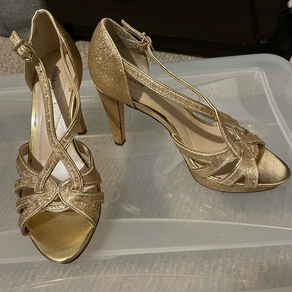 Women’s size 7 1/2 gold dress shoes!